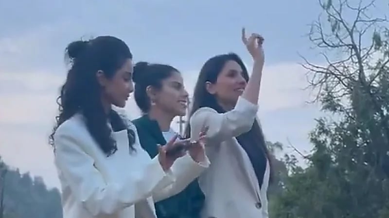 نجوم "شارع الأعشى" يشاركون جمهورهم العرضة الجنوبية في أبها ..فيديو