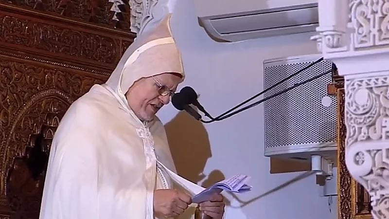 لحظة تعرض إمام مسجد بالمغرب لوعكة صحية أثناء إلقاء خطبة الجمعة..فيديو