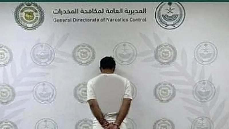 القبض على مواطن في حائل لترويجه الحشيش والأمفيتامين وأقراص محظورة..فيديو