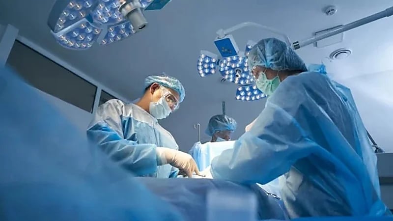 استخراج كرة شعر وزنها 2 كيلوغرام من معدة فتاة .. صورة