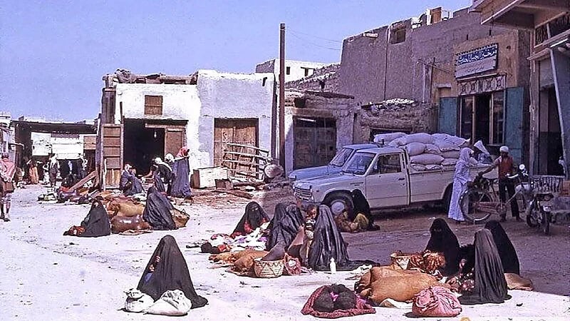 الحياة في سوق البدو بمدينة الهفوف قبل 50 عامًا .. صورة