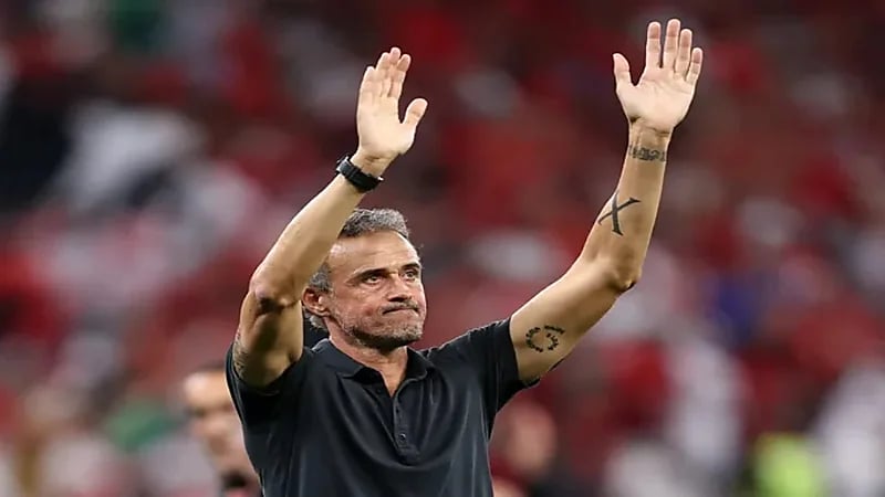 الظهور الأول لـ لويس إنريكي بعد حادث الدراجة.. فيديو