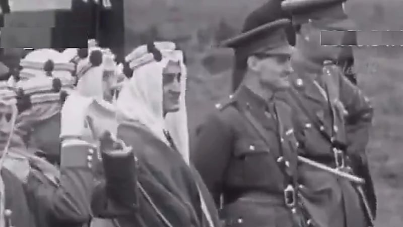 زيارة نادرة للملك فيصل بن عبد العزيز إلى قاعدة عسكرية في انجلترا ..فيديو