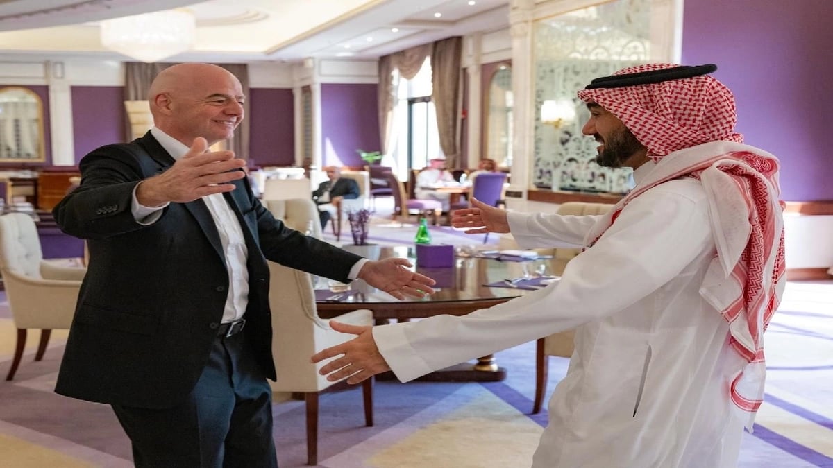 وزير الرياضة يلتقي إنفانتينو خلال مؤتمر مستقبل الاستثمار..صور