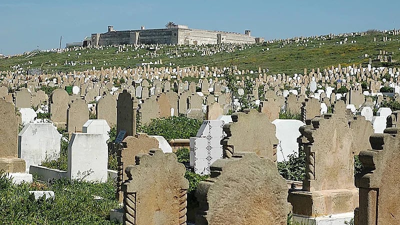 القبض على شخص يستخرج جثث النساء من المقبرة