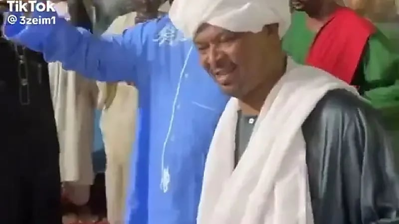 شاهد.. نثر أموال تحت قدمي رجلي دين داخل مسجد يثير الجدل