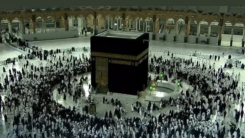 بالفيديو.. مشهد مهيب لزحام المعتمرين في صحن الطواف رغم برودة الطقس