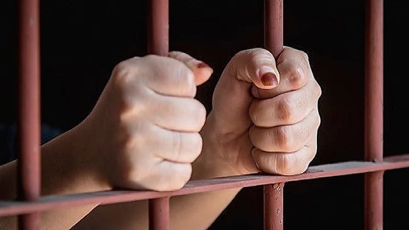 صور..العثور على فتاة حبستها عائلتها وكبلتها طيلة 20 عامًا