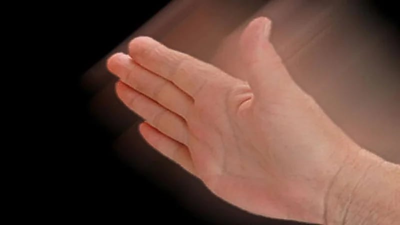 موظف يسبب عاهة مستديمة لمسعفة في دبي