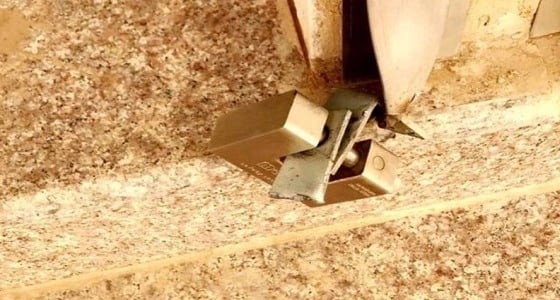 القبض على مواطن سرق 60 جهازا ذكيا وإكسسوارات ولاذ بالفرار