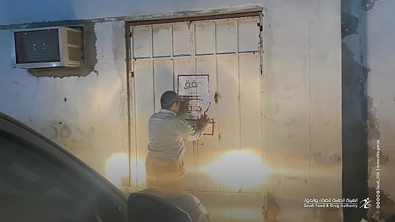 بالصور.. رصد مستودع يصنع منتجات تجميل تالفة في جازان