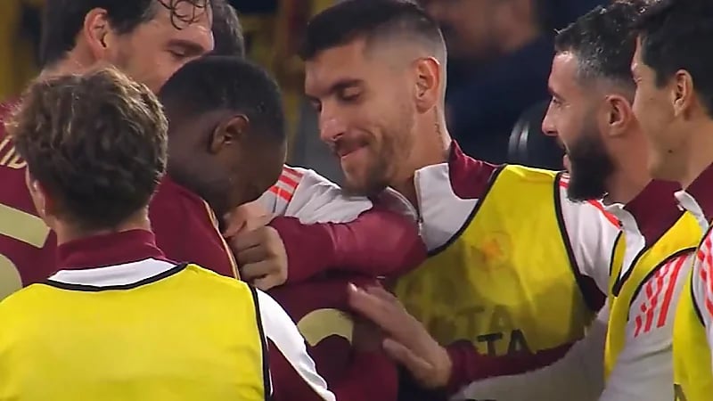 فرحة ودعم لاعبي روما لـ سعود عبدالحميد .. فيديو