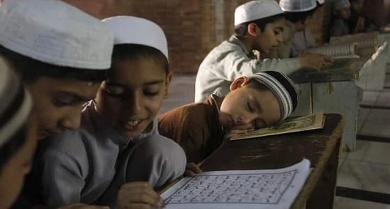 شاهد.. " الملاك النائم " على تلاوة القرآن الكريم