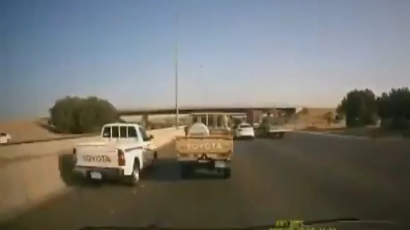 بالفيديو.. مركبة تتجاوز السيارات من الخط الأصفر على طريق الحرمين