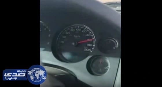 شاهد.. سيارة «ساهر» تسير بسرعة جنونية على طريق بالرياض