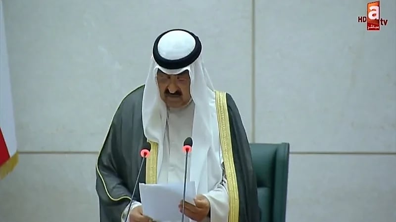 بالفيديو.. تأثر ودموع ولي عهد الكويت أثناء إلقاء الخطاب السامي