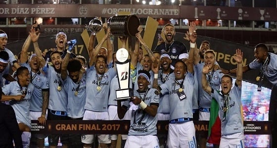 بعد صعودهم إلى كأس العالم للأندية.. جماهير جريمبو تحتفل بارتداء الغترة والعقال