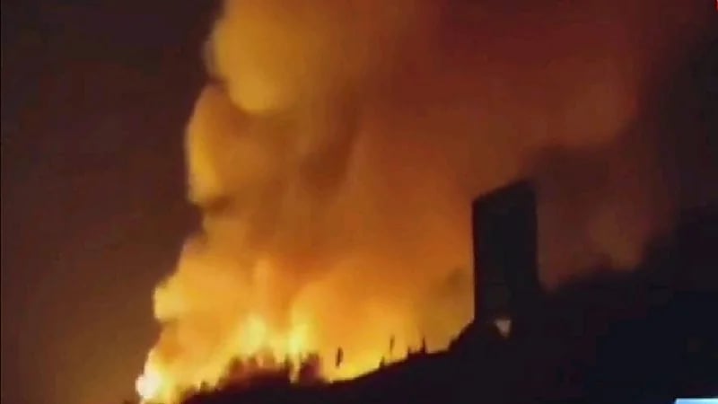 بالفيديو.. متظاهرون يحرقون صورة "خامنئي" مرددين: الموت للديكتاتور