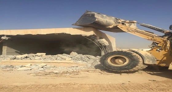 بالصور.. أمانة الرياض تزيل استراحتين مخالفتين بوادي السلي