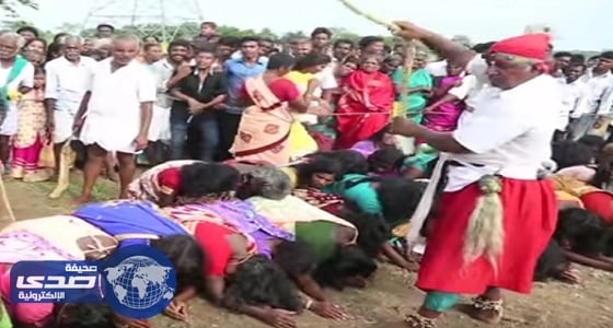 بالفيديو.. كهنة يطردون الأرواح من النساء بطرق وحشية