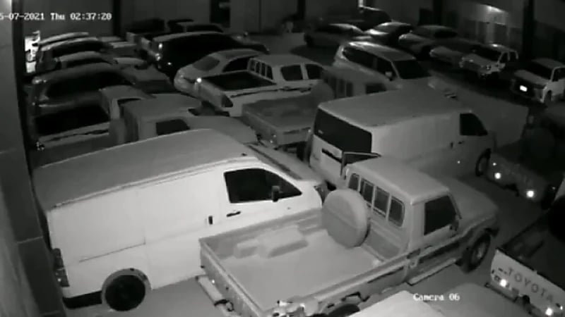 بالفيديو.. سرقة “سيارتين” من معرض لبيع السيارات بالرياض