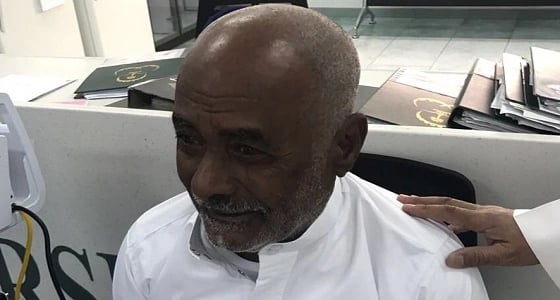 بالصور.. نقل مسن مفترش تحت كوبري إلى دار الرعاية بالرياض