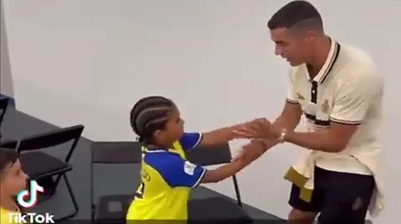 مشهد طريف لكرستيانو رونالدو مع أبناء كيم كاردشيان.. فيديو