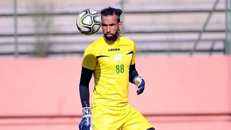 بالفيديو.. حارس الرجاء البيضاوي المغربي ينجو من الموت بعد احتراق سيارته