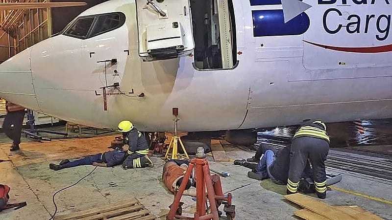 سقوط مفاجئ لطائرة أثناء الصيانة يسحق 3 مهندسين.. صور