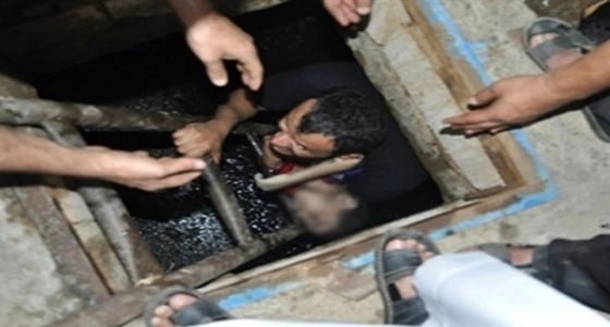 " آي فون " يتسبب في قتل 3 أشخاص بالتسمم داخل بالوعة