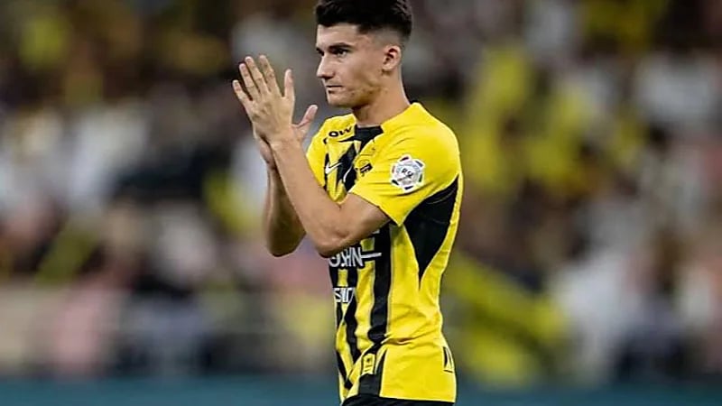 محترف الاتحاد أوناي هيرنانديز في شواطئ مايوري الاسبانية.. صورة