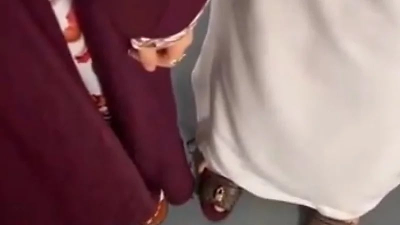 شاب يرتدي كعب زوجته بعد تعب قدميها .. فيديو