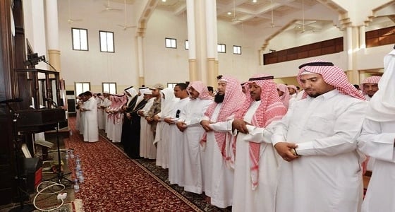 بالصور.. وكيل إمارة جازان يؤدي صلاة الميت على الشهيد " الكعبي "