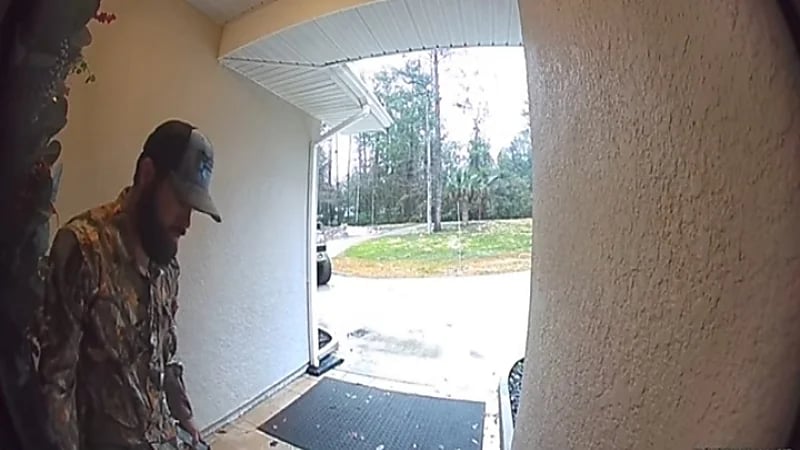 بالفيديو.. رجل يصرخ فزعًا بعد عثوره على فأر داخل حذائه