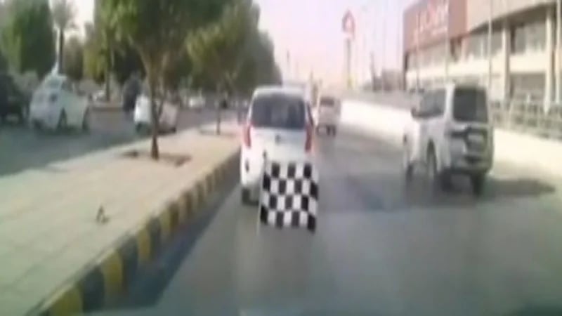 شاهد.. تصرف غريب من فتاة يتسبب في تصادم عدد من المركبات