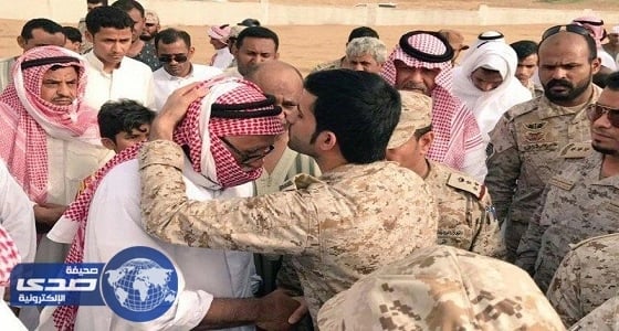 مشهد مؤثر للشهيد الغزواني أثناء مشاركته في مراسم دفن أحد زملائه