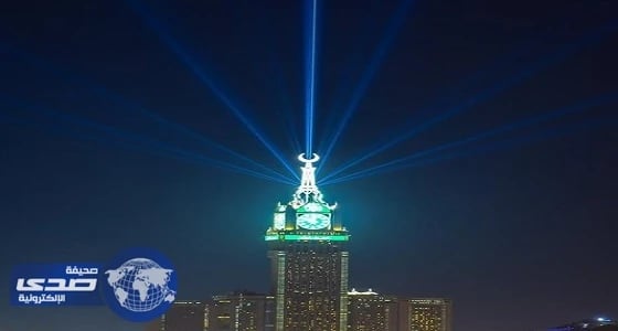 برج الساعة بمكة يطلق الليزر احتفالا بحلول عيد الفطر