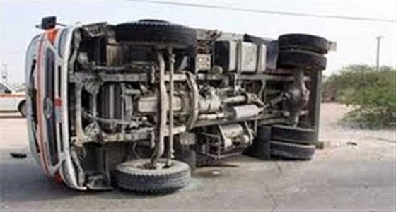 إصابة شخصين إثر انقلاب سيارة نقل بالعاصمة المقدسة