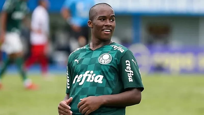 إندريك يتعرض للطرد لتعمده تعطيل اللعب .. فيديو