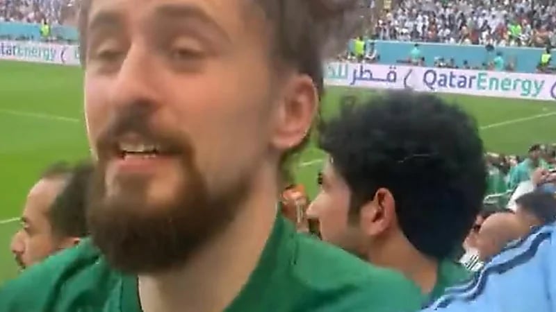 بالفيديو.. أرجنتيني ينزع قميصه ويرتدي قميص الأخضر