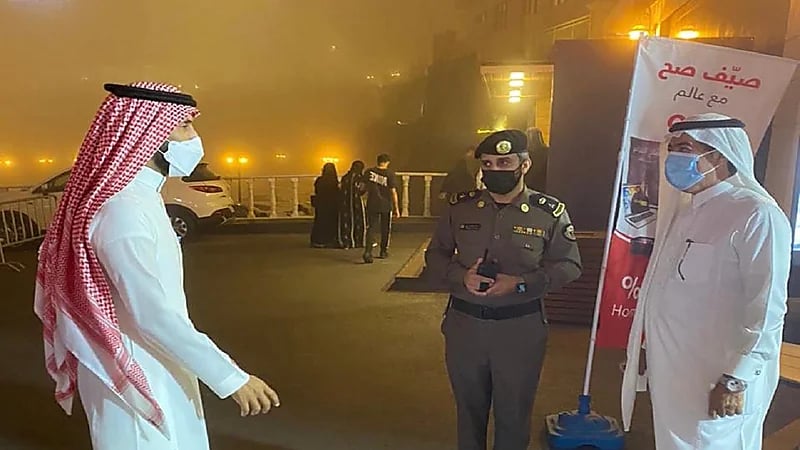 أمين عسير يوجه بمعاقبة مخالفي الإجراءات الاحترازية و إزالة عدة مواقع للباعة المخالفين