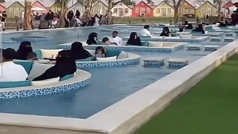 شاهد.. مقهى داخل مسبح في الطائف يخطف الأنظار