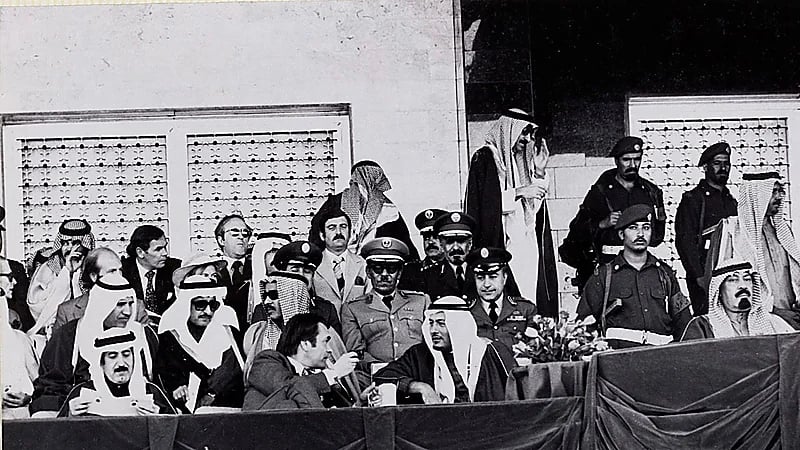 صور تذكارية نادرة لحفل سباق الهجن والخيل بحضور الملك خالد بن عبدالعزيز