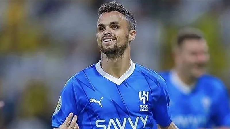 مشجع اتحادي يرتدي تيشيرت ناديه باسم محترف ‎الهلال .. صورة