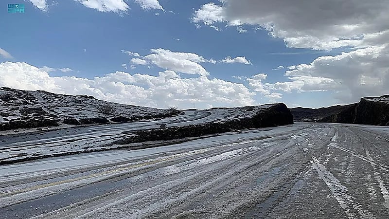 صور..الثلوج تزين نجران في العيد
