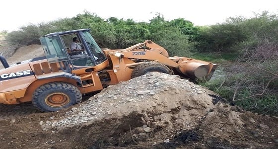 بالصور.. إزالة عقوم عشوائية بـ " صبيا "