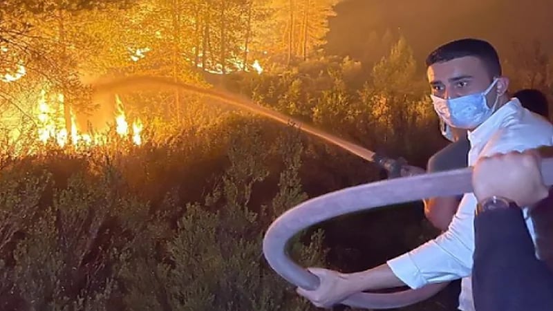 صورة..الشيف بوراك يشارك في إخماد حرائق تركيا