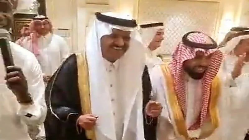 بالفيديو.. عدنان جستنيه يؤدي رقصة يمشي كدا خلال حفل زفاف نجلته