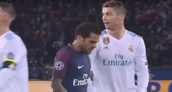 بالفيديو.. مدافع برشلونة يمسح انفه في قميص رونالدو