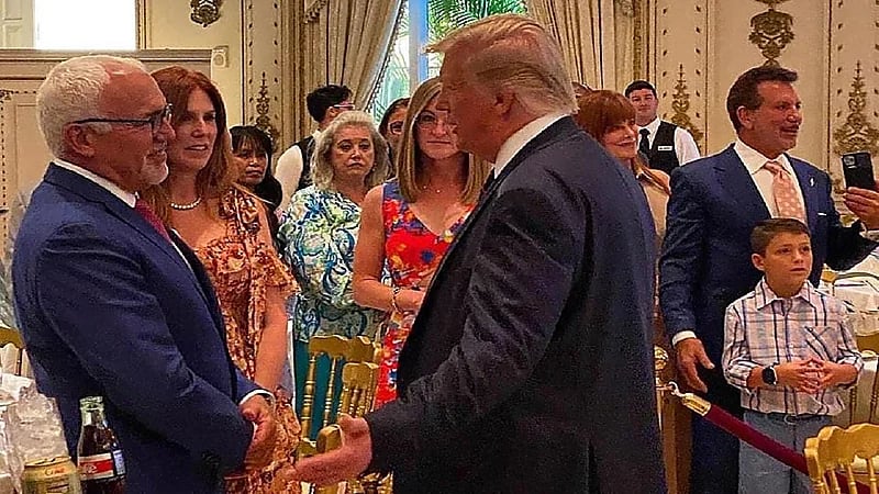 شاهد.. ترامب يحتفل مع عائلته ويقيم لهم مأدبة غداء في فلوريدا